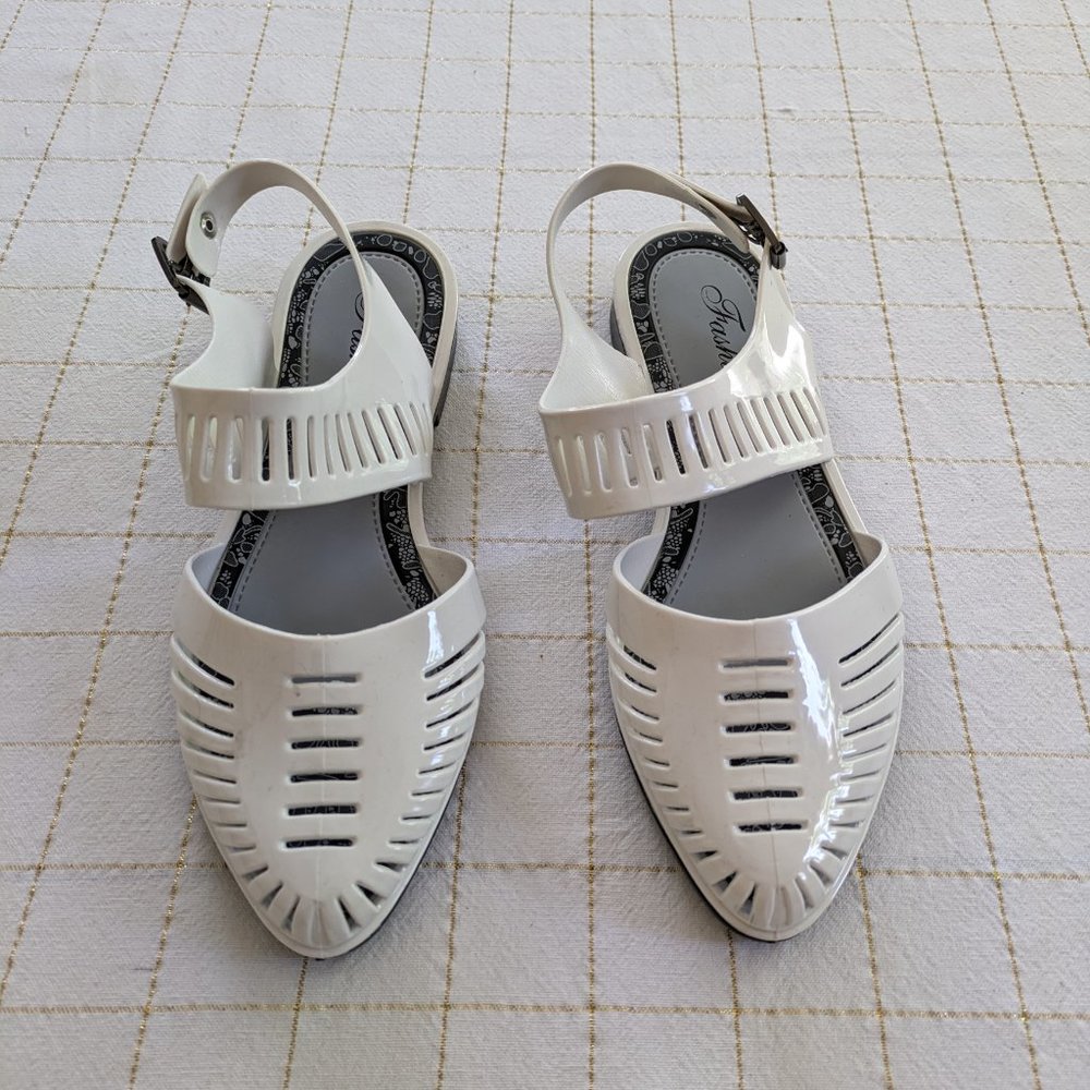 women's fashion white patent close toe ,strappy jelly sandals, size 8